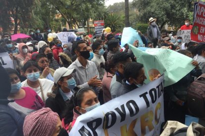 Tras la audiencia de formulación de cargos, la noche del jueves, encendieron velas y a gritos pedían libertad.