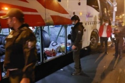 El bus revisado por los gendarmes tenía sorpresa.
