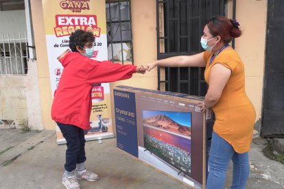 Acudimos hasta su hogar, en la 23 y Capitán Nájera. Hasta sus vecinos se quedaron como locos al ver el premio que se llevó doña Julia.