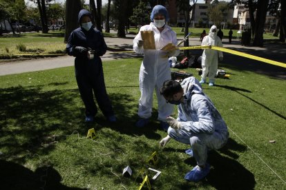 El futuro perito Ismael Bermeo usa un hisopo para tomar muestras de sangre.