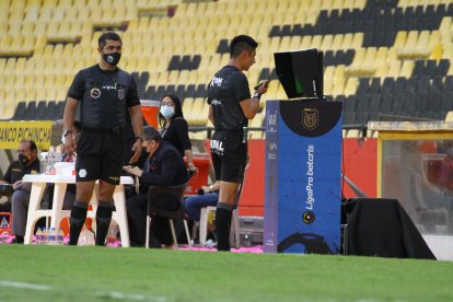 Luis Quiroz tuvo problemas con el VAR, el sistema se fue por varios minutos.