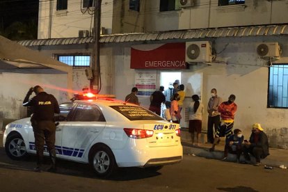 El celador fue llevado al hospital del cantón.