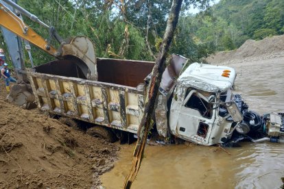 Solo el carro fue hallado en el agua y de su conductor no hay noticias.