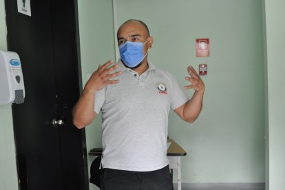 Guido Madril, de 38 años, ha laborado durante 15 años en la morgue capitalina.