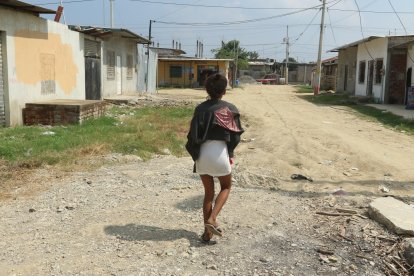 Vanessa recorre las calles de Durán buscando cables para extraer cobre y venderlo. Tiene diez años consumiendo H.