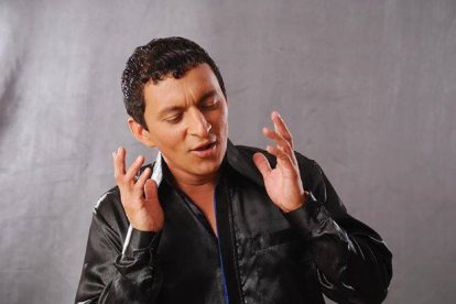 El artista viajó a Estados y España, donde les cantaba a los migrantes.