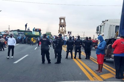 Ocho ejes viales permanecen cerrados, hasta el momento.