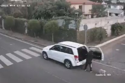 El hecho fue captado por cámaras de vigilancia.