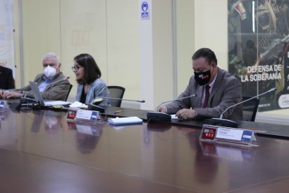 Ximena Garzón (izq.), ministra de Salud, y Juan Zapata, presidente del COE, en rueda de prensa.