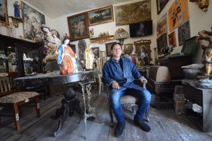 Su taller está situado en la capital. Sus manos han reparado obras importantes.