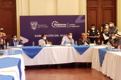 El diálogo entre los agricultores con la Gobernación del Guayas.