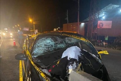La marcha del auto negro se detuvo en la barrera de cemento.
