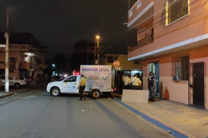 Dentro de un local fueron atacados cuatro hombres. La Policía investiga este reciente hecho.