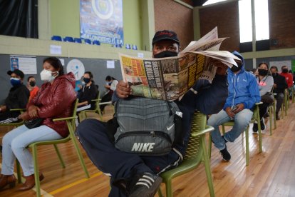 Los voceadores esperaron su turno luego de la gestión para recibir la primera dosis.