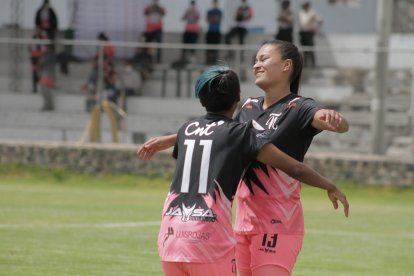 Karen Páez (d) marcó en la victoria de Ñañas sobre San Miguel de Ibarra y es la goleadora de la zona 2 con 13 tantos.