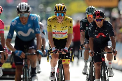 Tadej Pogacar (c) y Richard Carapaz (d) tendrán una dura batalla en la montaña.