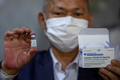 Un trabajador de la salud sostiene un frasco de la vacuna Janssen en Katmandú, Nepal.