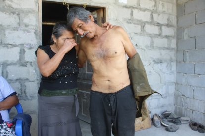 El comunero Eleno Quinde fue recibido por su esposa después de la pesadilla que vivió.