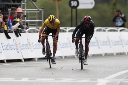 Tadej Pogacar (i) y Richard Carapaz (d) tendrá una dura lucha en las exigentes etapas de alta montaña.