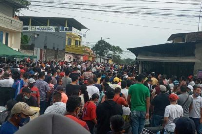 Entre la tarde del lunes y la mañana de ayer aumentó el número de personas que acudía a la parroquia Venus del Río Quevedo.