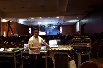 Siempre 

complace las solicitudes de los compatriotas en el exterior que lo escuchan desde las factorías.