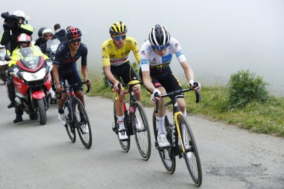 Richard Carapaz (i), Tadej Pogacar y Jonas Vingegaard protagonizaron la lucha por la victoria en la etapa 17.