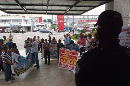 Los maestros jubilados se concentraron en los bajos de la Subsecretaría de Educación de la Zona 8.