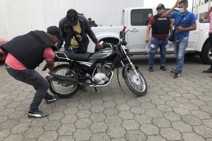 La policía logró capturar al sospechoso de ambos atentados y recuperó la moto durante un operativo.