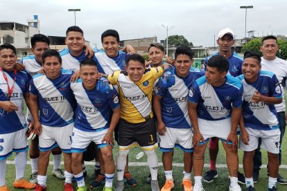 El equipo de Vélez Jr. actúa con la camiseta de Vélez Sarsfield de Argentina.