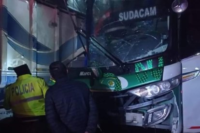 Las víctimas fueron inicialmente auxiliadas por usuarios de la vía, hasta la llegada de los organismos de socorro.