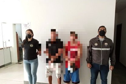 Los dos sacapintas detenidos junto a dos agentes de la Policía.