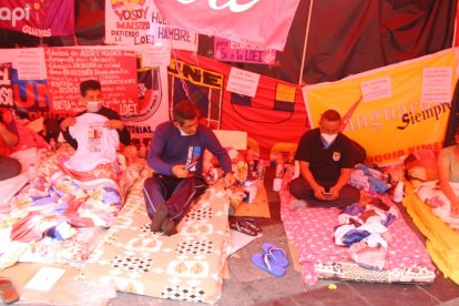 Pedro Delgado, maestro fiscal en huelga de hambre, recibe atención por parte de miembros de la Cruz Roja.