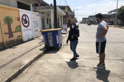 Unas mujeres, desde un carro color gris, habrían botado al animal, al que una moradora le puso Chips.