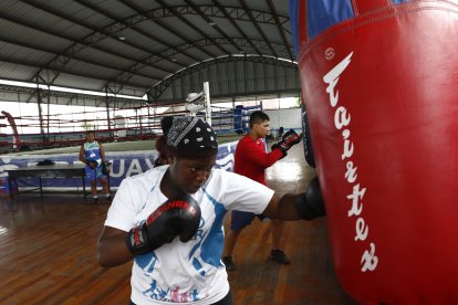 La boxeadora Tahís Ramírez entrena en el Club TriniBox, de la Isla Trinitaria.
