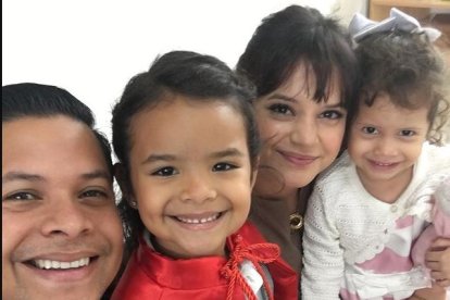 Jorge Luis junto a su esposa e hijas, Noelia y Olivia.