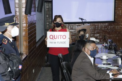 Los concejales de oposición llevaron carteles como forma de protesta hacia el alcalde.