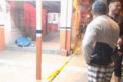 La policía, hasta  ayer en la mañana, indagaba la identidad de este ciudadano que fue baleado en el centro de Samborondón.