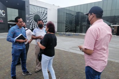 Fabián Véliz junto a otras personas con las que busca diálogos con las autoridades para que les devuelvan sus ahorros.