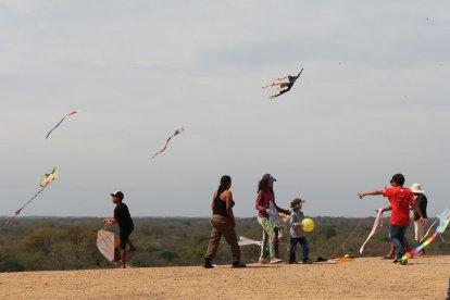 El viento, el gran aliado de los niños que llegan para hacer volar sus cometas.