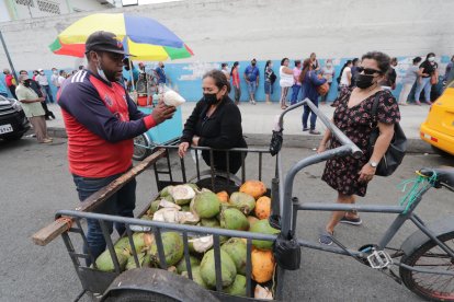 Comerciantes aprovechan la afluencia de personas para vender.
