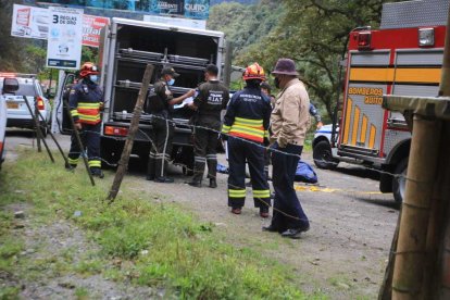 Las tareas de rescate se complicaron debido a la dificultad para bajar a la pendiente. Los cadáveres fueron trasladados a Quito.