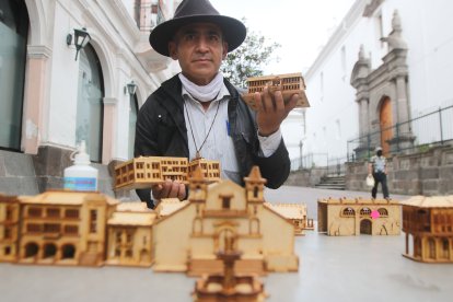 Nelson Gálvez se dedica a tallar miniaturas. Ha trabajado como artesano más de dos décadas.
