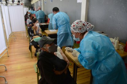 Los expertos indican que las personas mayores de 50 años deben terminar de ser inoculadas.