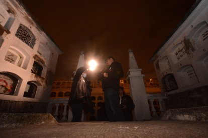 Los investigadores de Las puertas del terror recorren el cementerio. Sobre las tumbas aparecieron orbes.