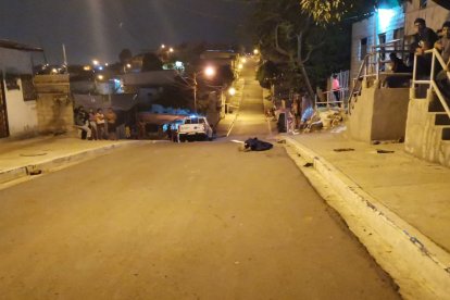 Moradores salieron de sus casas para observar el cuerpo sin vida de su vecino. La Policía llegó al lugar para recabar indicios.