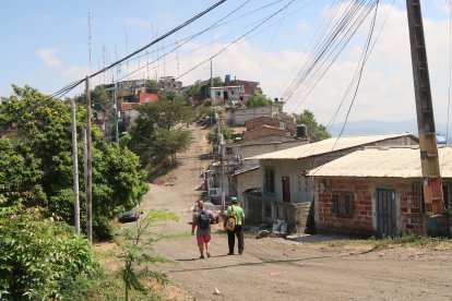 Moradores hablan con recelo de lo que ocurre dentro del cerro Las Cabras. Evitan dar sus nombres.