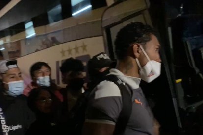 José Quinteros antes de golpear al aficionado cuando se dirigía al bus de los albos.