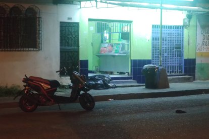 Los cadáveres de dos de los fallecidos fueron tapados con fundas negras mientras el vehículo de Criminalística iba llegando a retirarlos.