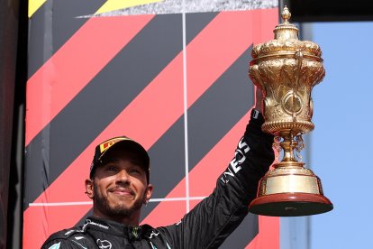 Hamilton resurge: con polémica y en casa