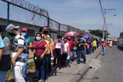 En los exteriores del recinto de Mucho Lote 1 se formaron filas largas por la vacunación.